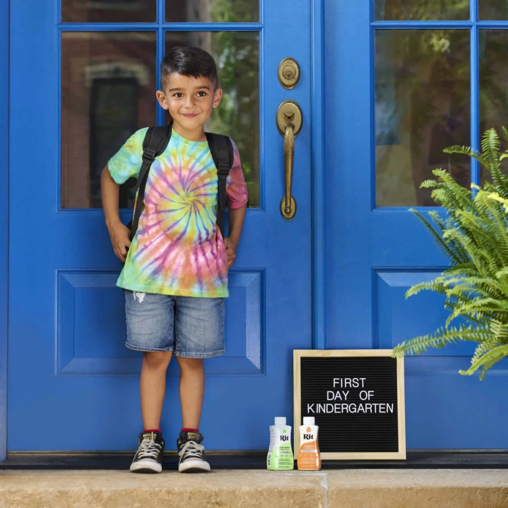 Pierwszy dzień szkoły w stylu tie-dye lda twojego dziecka
