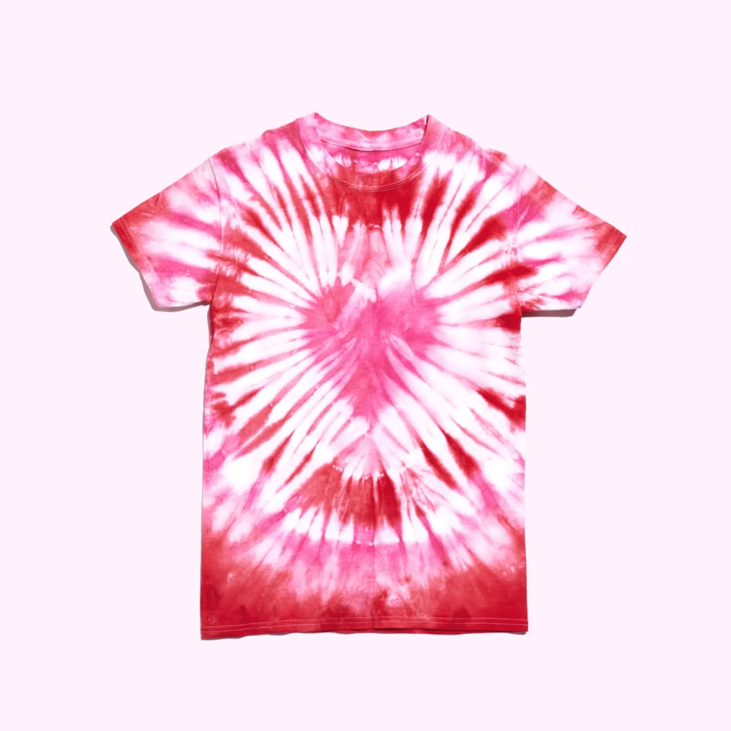 serca tir-dye na barwionej koszulce za pomocą barwnika rit