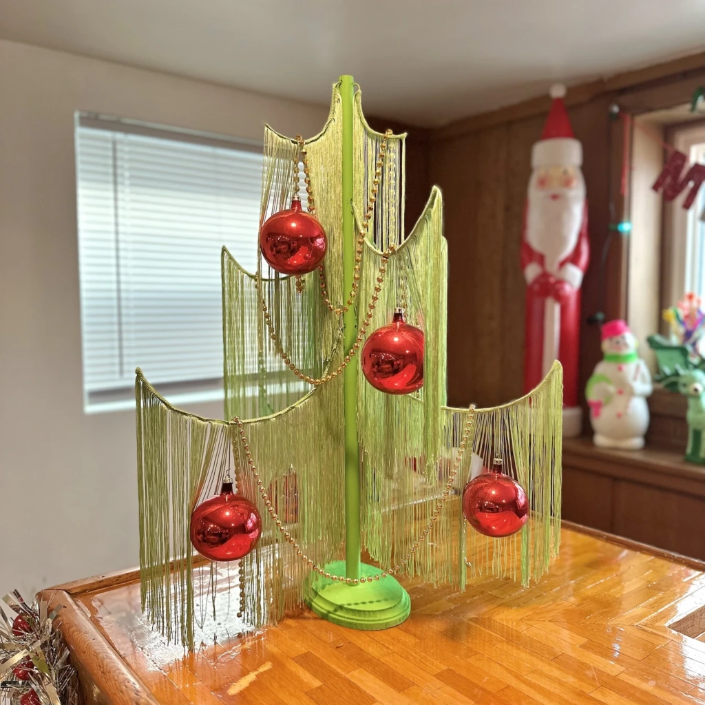 choinka z frędzli w stylu kitsch-mas